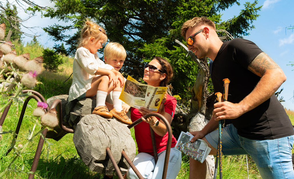 Familie beim Wandern auf dem Ameisenpfad am Klippitztörl