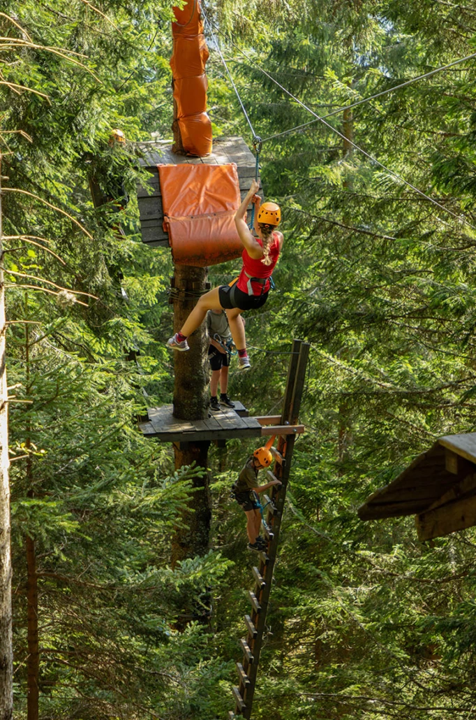 Frau beim Kletterpark in der Nähe des Alpengasthofs Hochegger