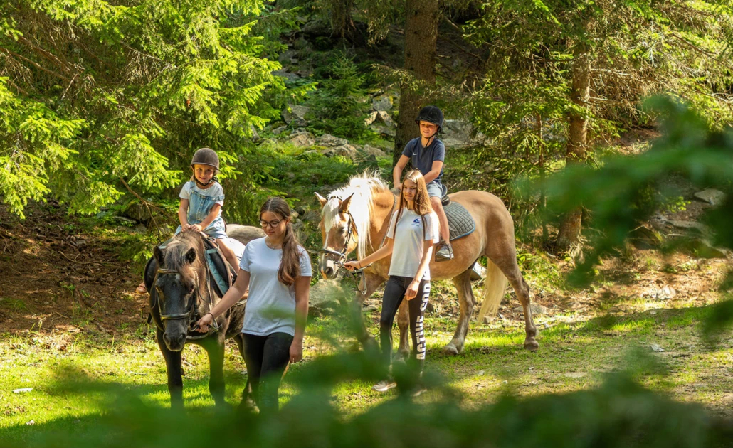 Ponywanderung mit Kindern im Wald nahe dem Familienhotel Hochegger